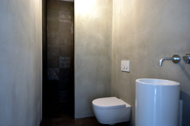 sumpfkalk badezimmer gestaltung beton fugenlose oberflaeche zwei