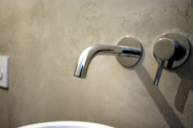 sumpfkalk badezimmer gestaltung beton fugenlose oberflaeche